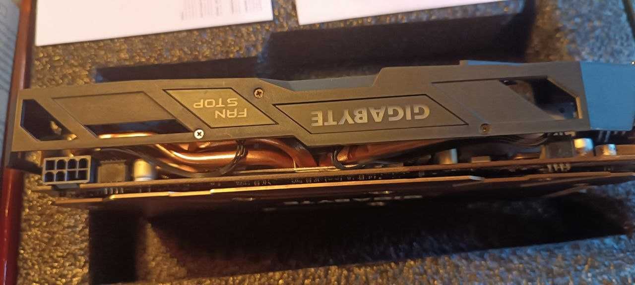Видео карата  gigabyte RX 580 8GB RGB и захранването към нея.