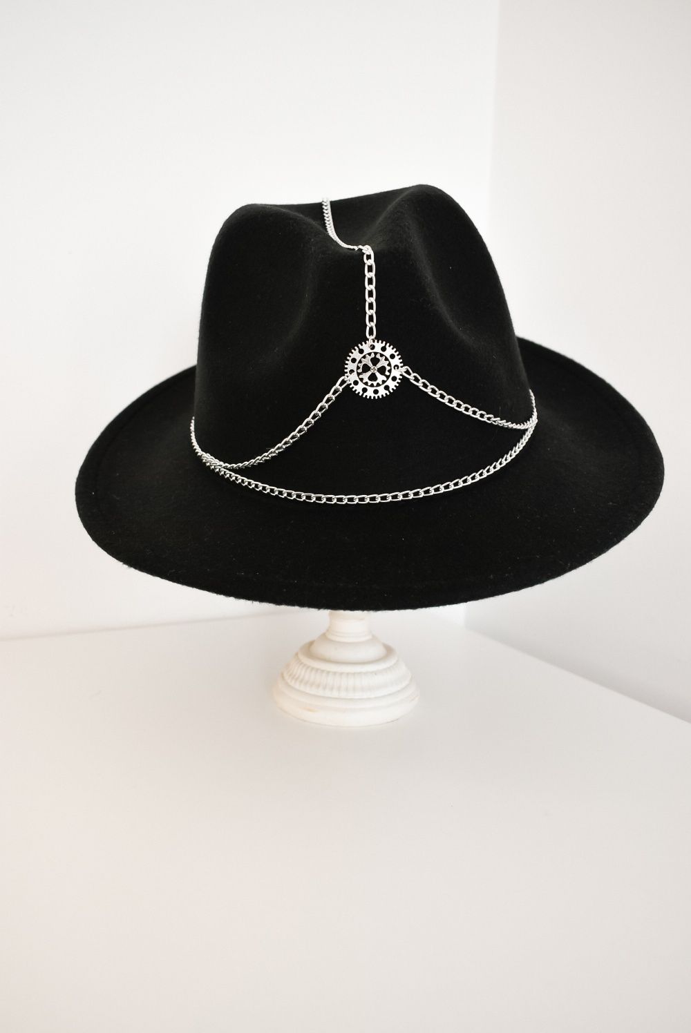Pălărie accesorizata manual neagra