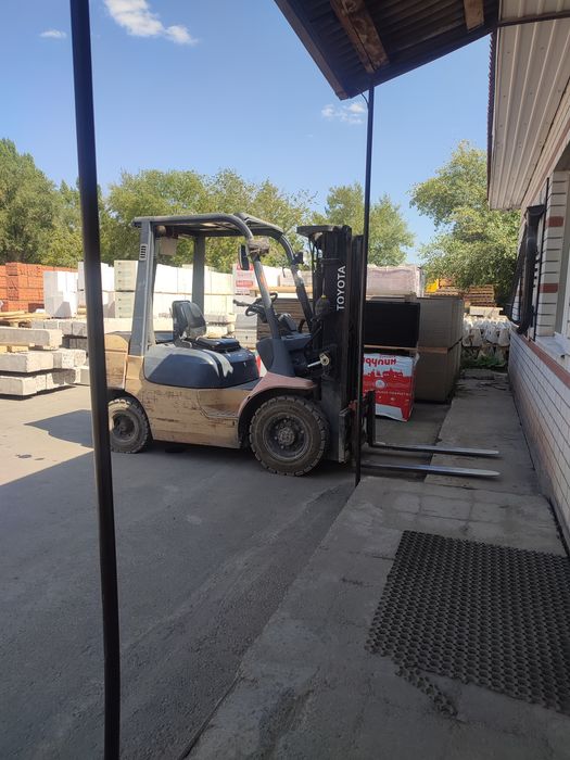 Услуга выгрузки машин вилочным погрузчиком . Имеется склад