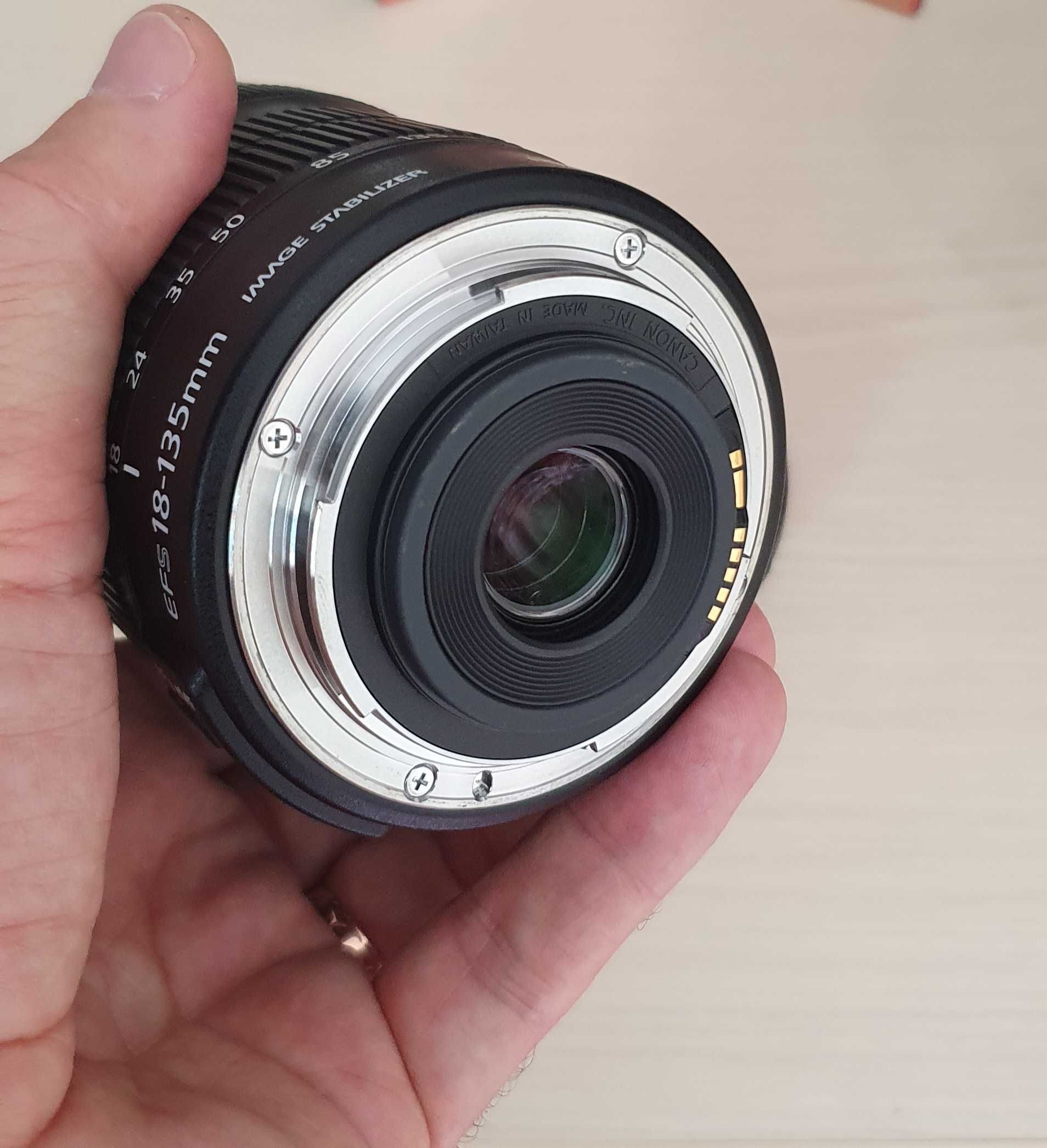 Vand Canon 800D kit cu obiectiv 18-135mm la cutie, impecabil