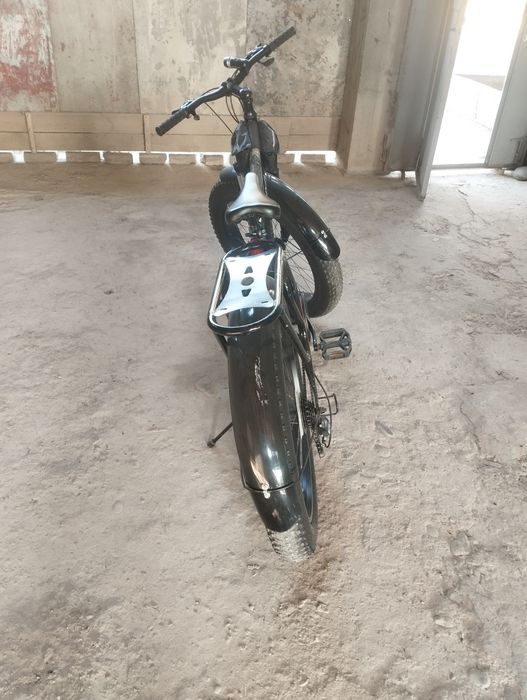 Velosiped bonvi hamma narsasi bor koʻp minlimagan yoshi kotta odam min