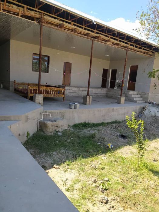 Hovli-uy sotiladi