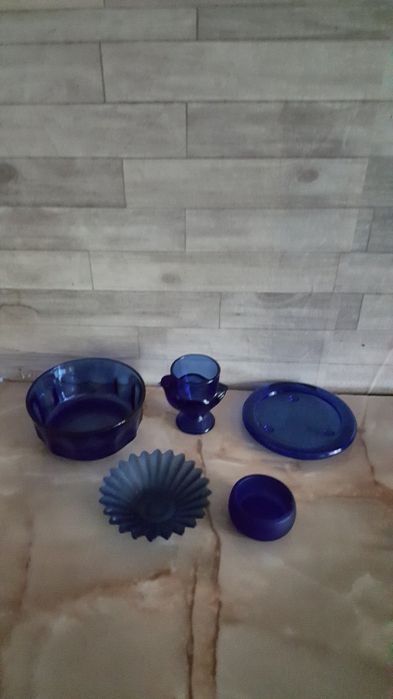 obiecte din sticla albastra