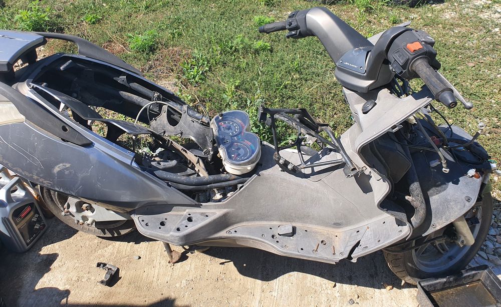 Maxiscuter Aprilia Atlantic 200. 2003 + unul de piese