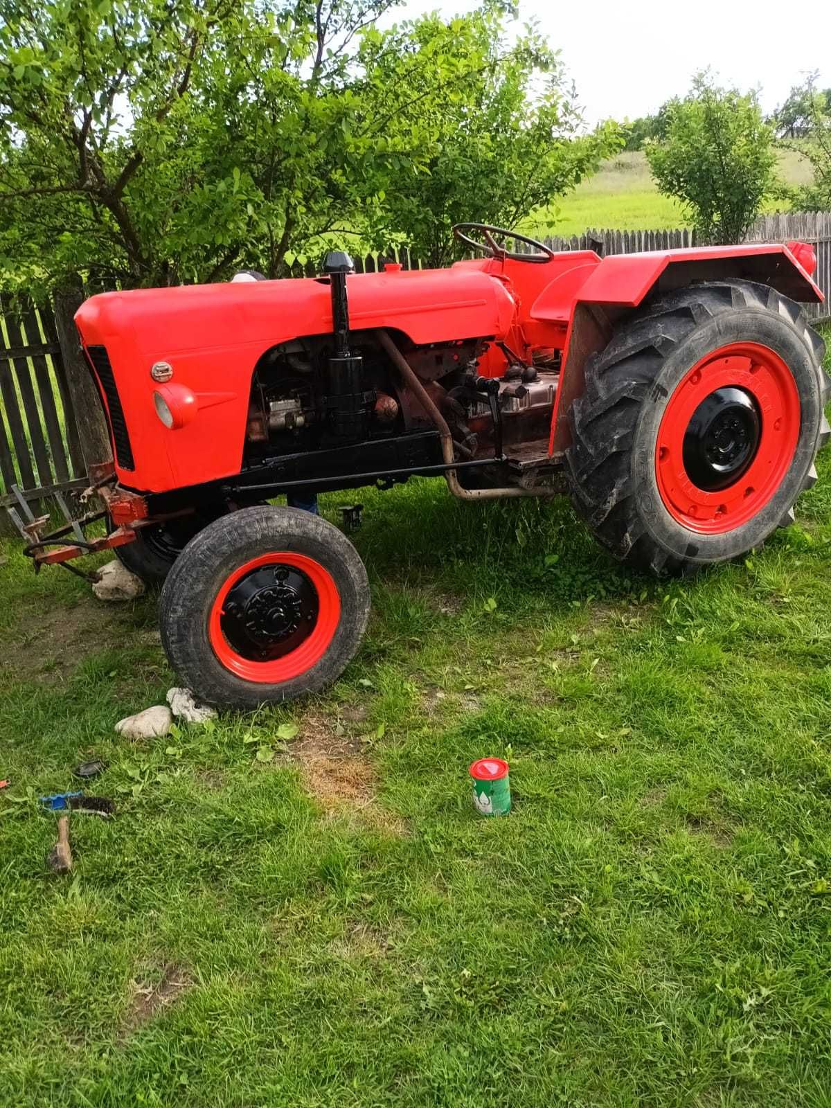 Vând tractor in perfecta stare de funcționare