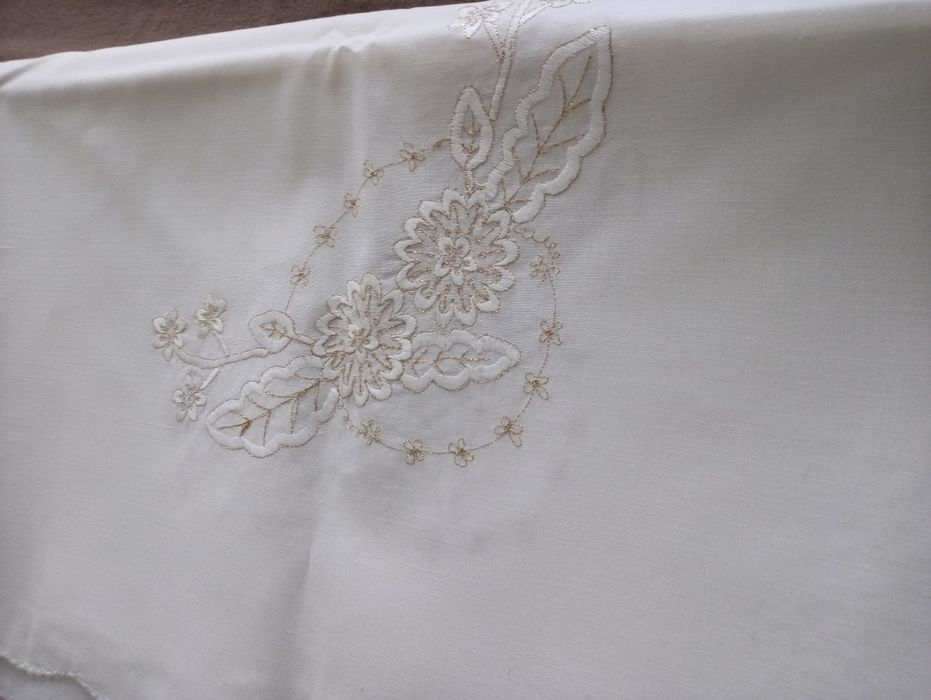 Set față de masă brodată