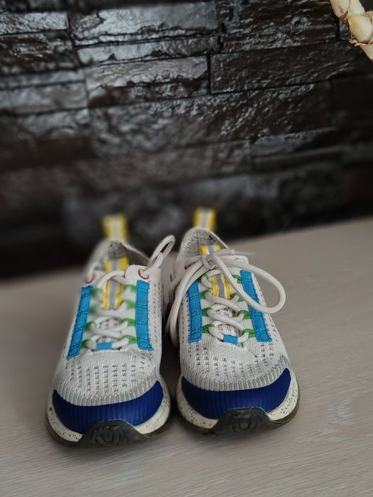 Adidas Predator 32 și Adidași Zara 31