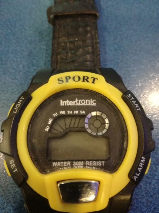 Ceas Intertronic rezistent la apa pana in 30 metri adancime