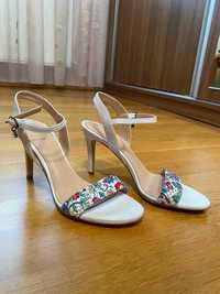 Sandale albe cu bretea multicolora din piele naturala, noi, nepurtate