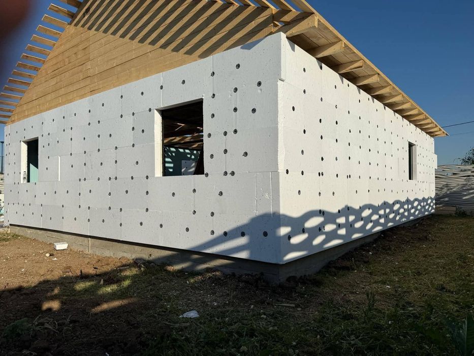 Vând case pe structura metalica