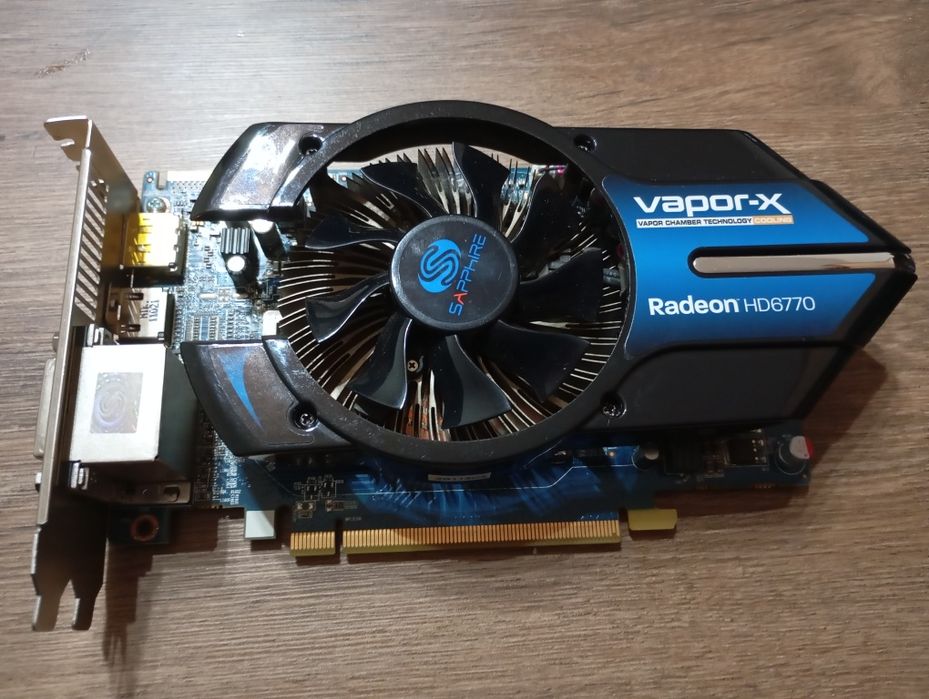 Placă video gaming Radeon HD 6770 Vapor X 1 GB