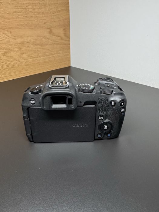 Canon r8 (pachet cu cage tilta si doua baterii originale extra)