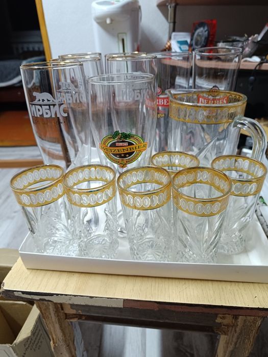 Продаются чайные наборы, кружки и другая посуда.