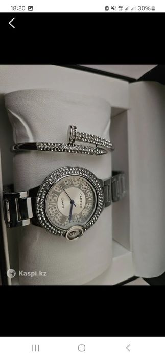 наЖенские наручные часы cartier. Круглый металлический корпус c полиро