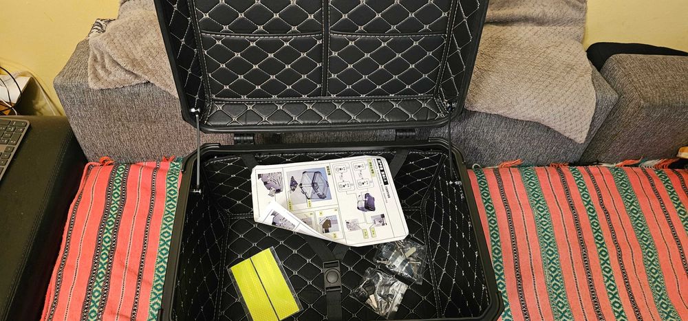 portbagaj Cutie superioară neagră cu suport pentru BMW 14-18