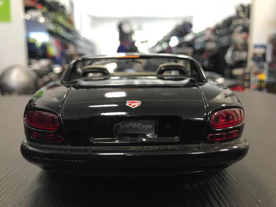 BBURAGO метална колекционерска количка DODGE VIPER SRT 1:18