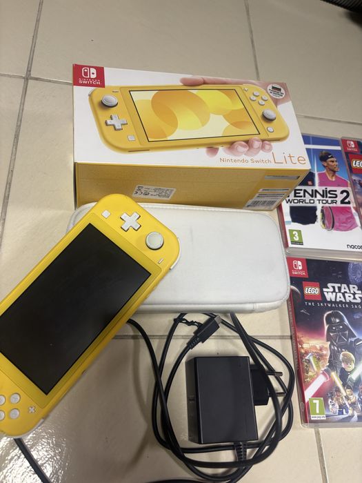 Nintendo Switch Lite с 8 игри