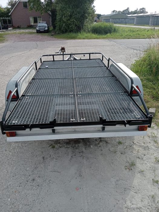 Vand platforma cu doua punti de 2t , dimensiuni 3.3 pe 1.65