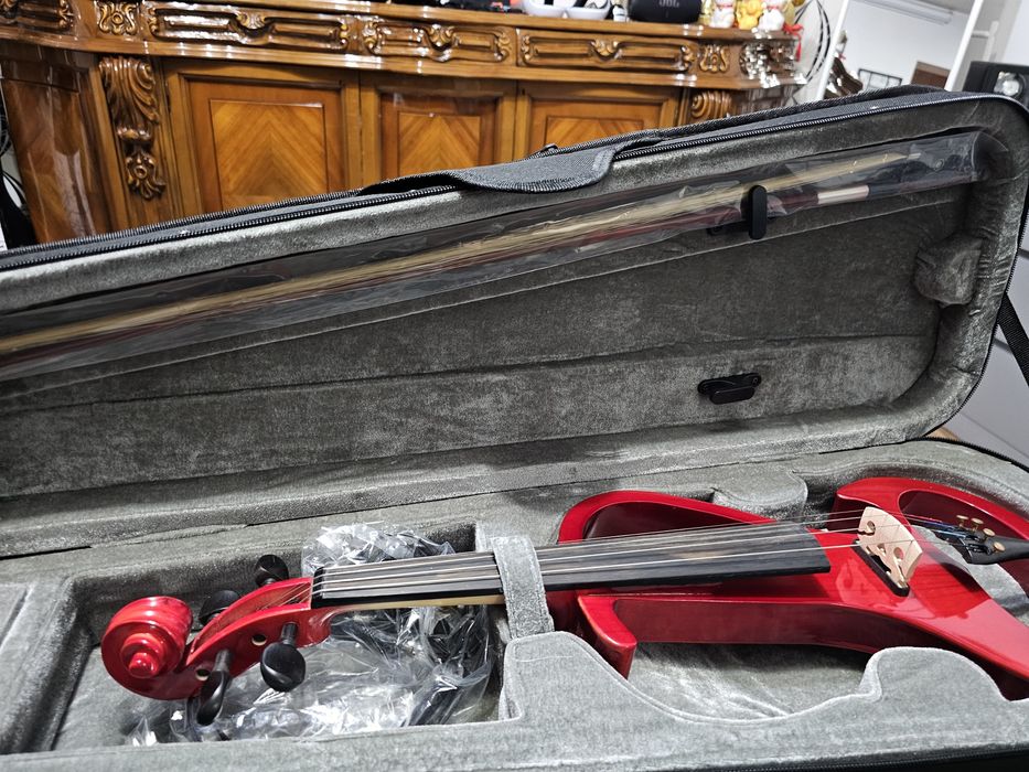 Vioară electrică roșie