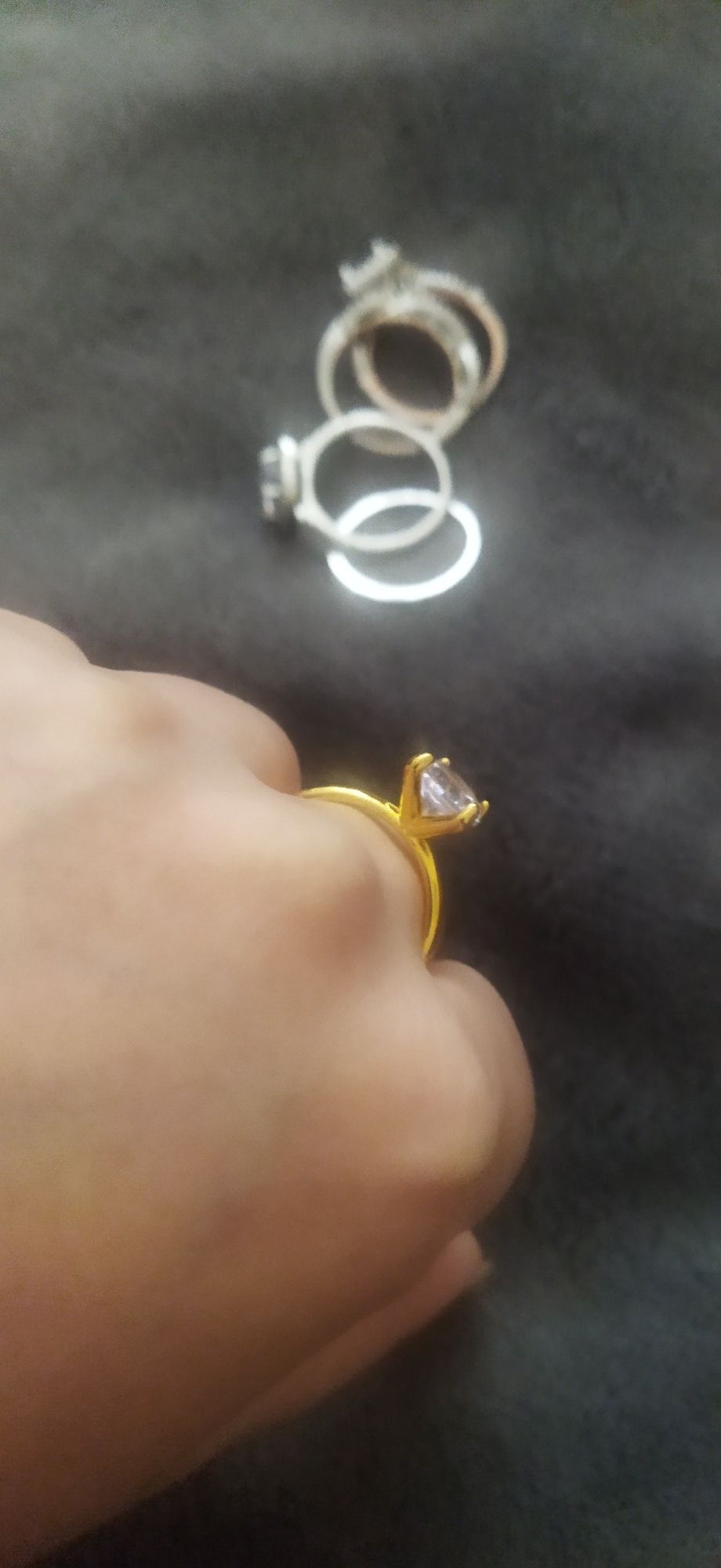 Нов златист пръстен