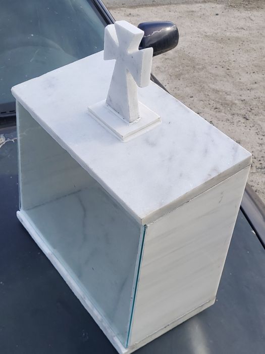 Monumente funerare