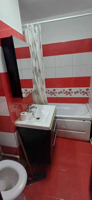 De inchiriat apartament 3 camere