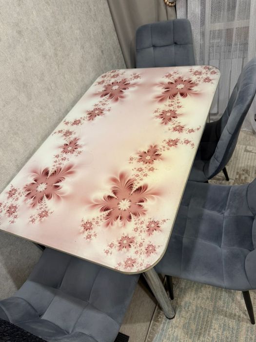 Стол кухонный  с красивым рисунком