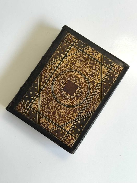 Carte de rugăciuni veche de peste 100 ani în coperta din piele