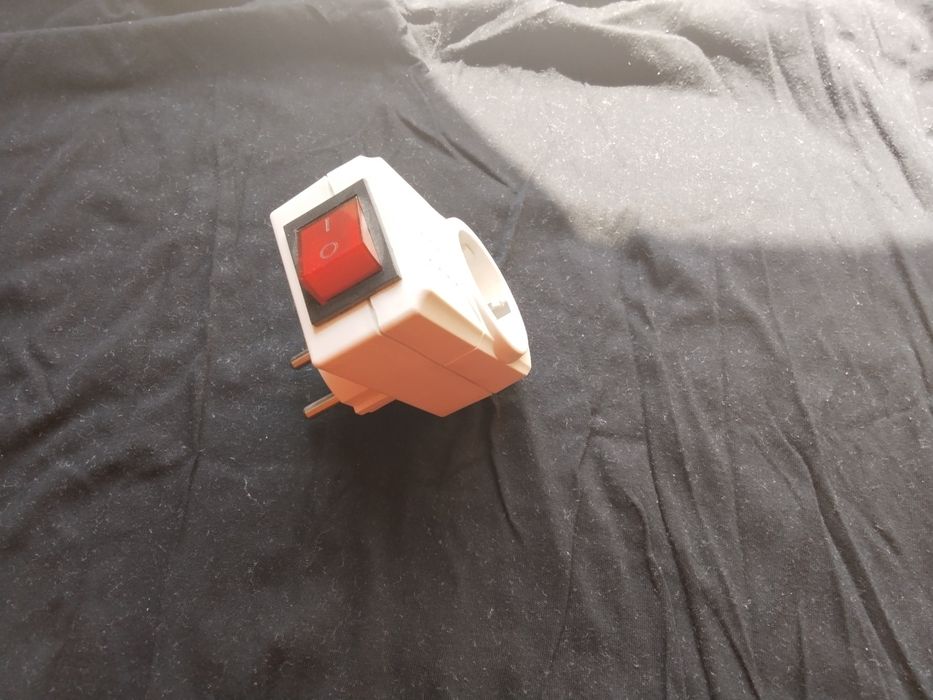 Самостоятелен контакт  с копче за прекъсване, за 220 волта