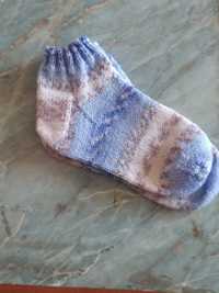 Ръчно плетени чорапи и шапки