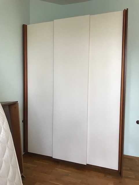 Гардероб 357/210, легло с матрак, скрин и кожено кресло