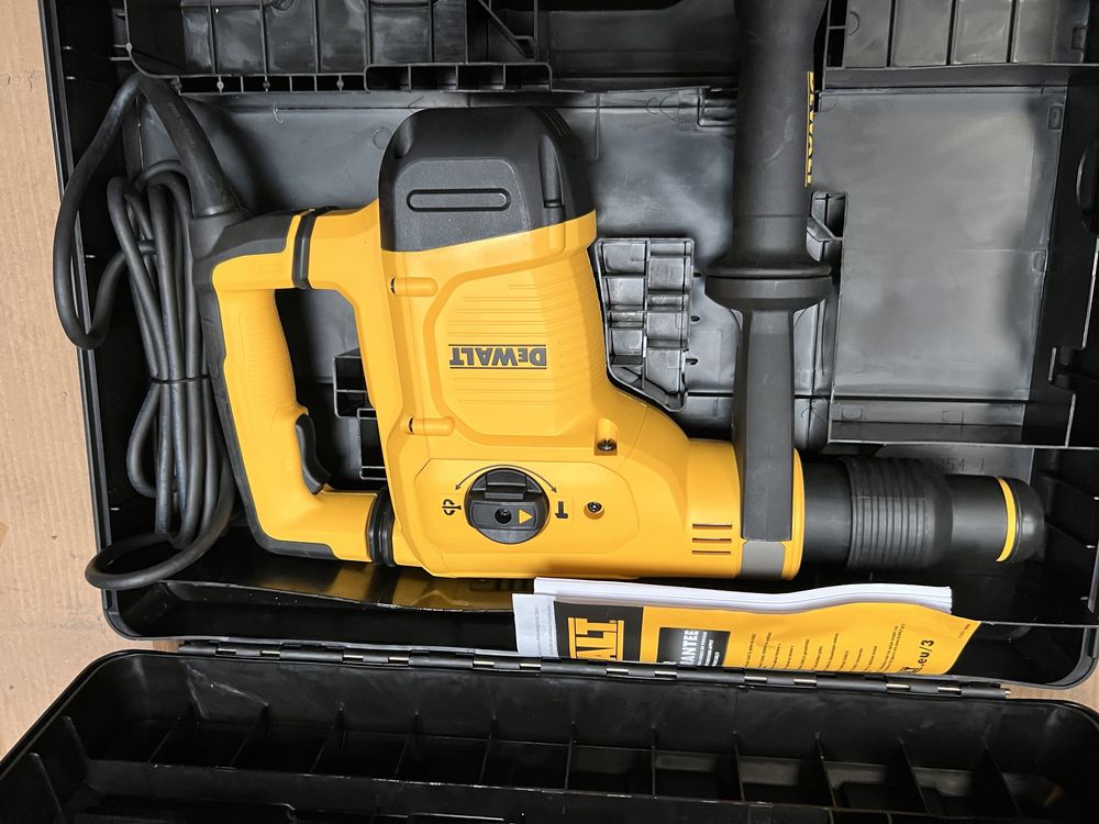 Vând demolator Dewalt D25810K sds MAX