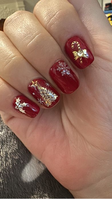 Realizez unghii cu oja semi la domiciliul clientei