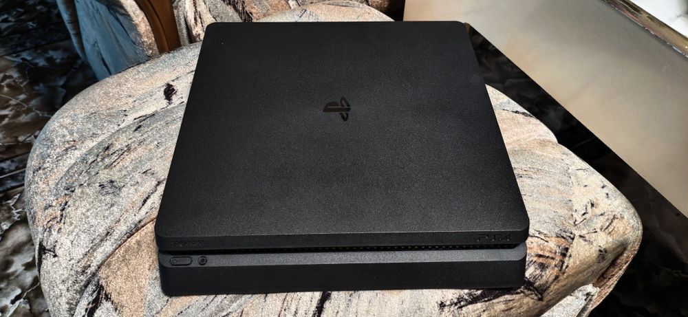 playstation 4 slim 500gbс два оригинални джойстика изключително запазе