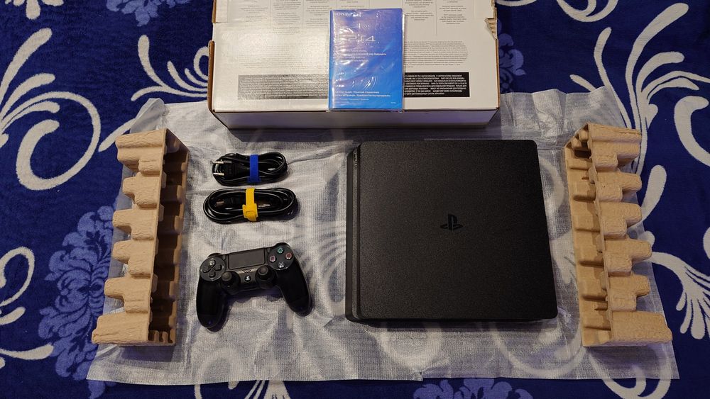 Продам PlayStation 4 Slim