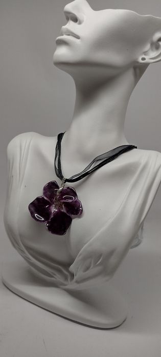 Колие с естествен цвят на Налба.  Дължината е максимално 23 см