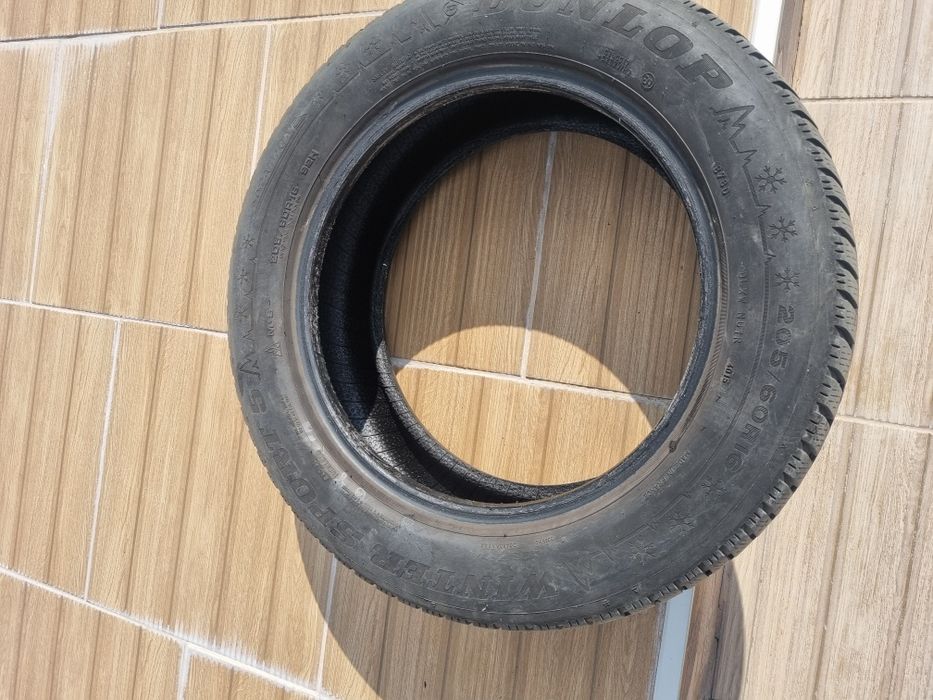 2 броя зимни Dunlop 205 60 16