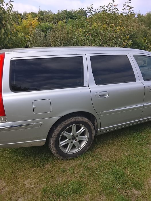 Vând Volvo v70   prețul este de 2000 euro