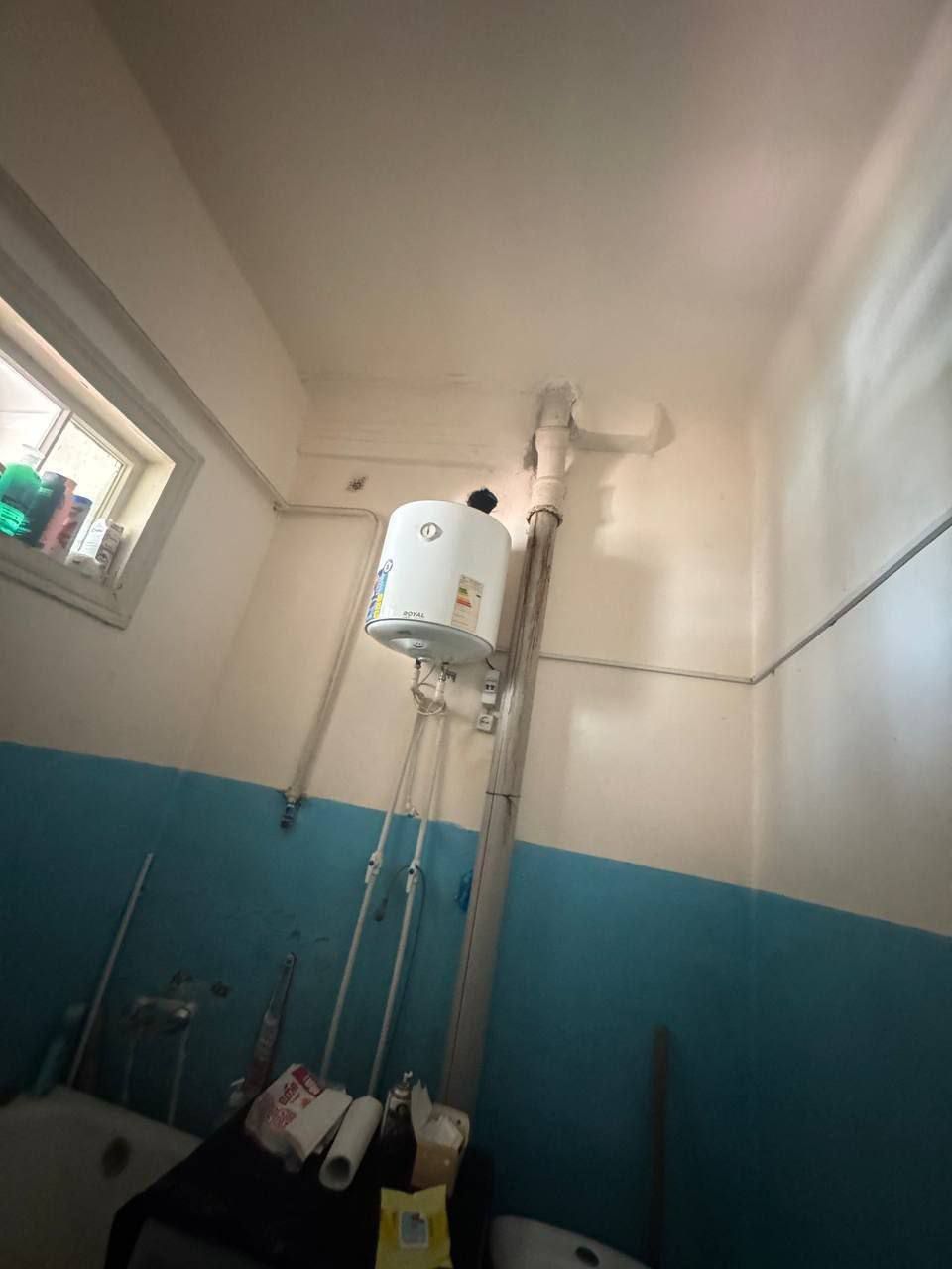 Продаётся 1 ком кв в чирчике в центре базара 2 этаж 35 квадрат