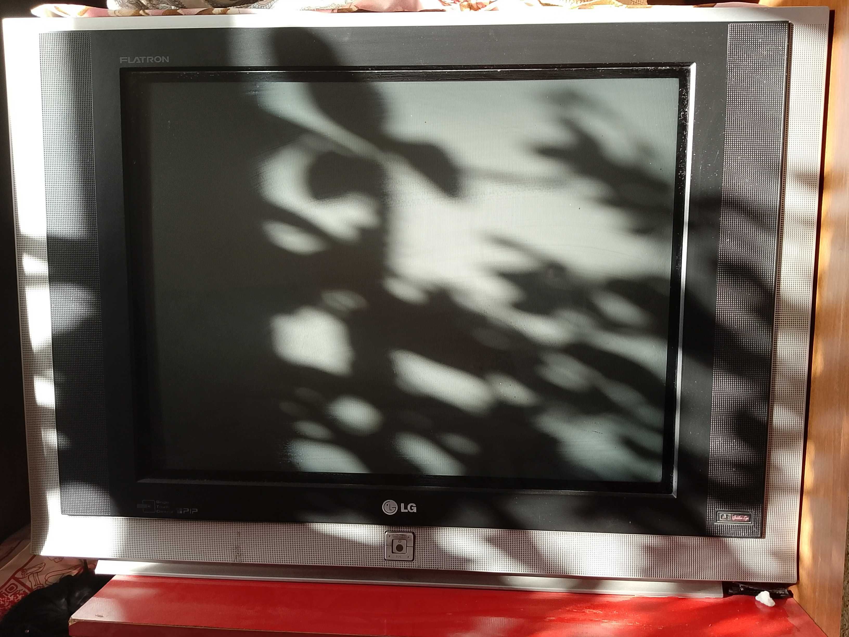 Телевизор LG  катта экран