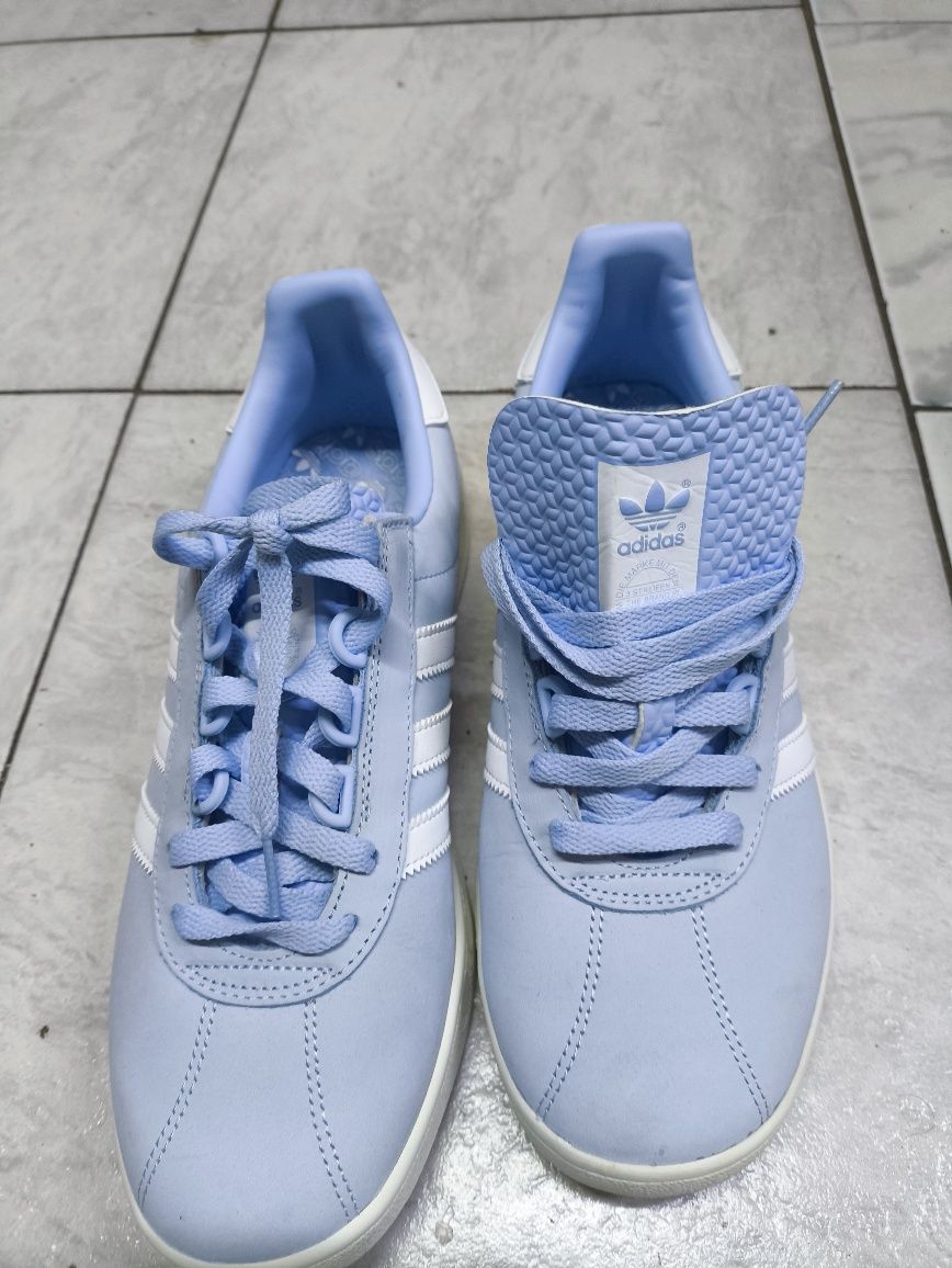 Vând pantofi sport bărbătești Adidas