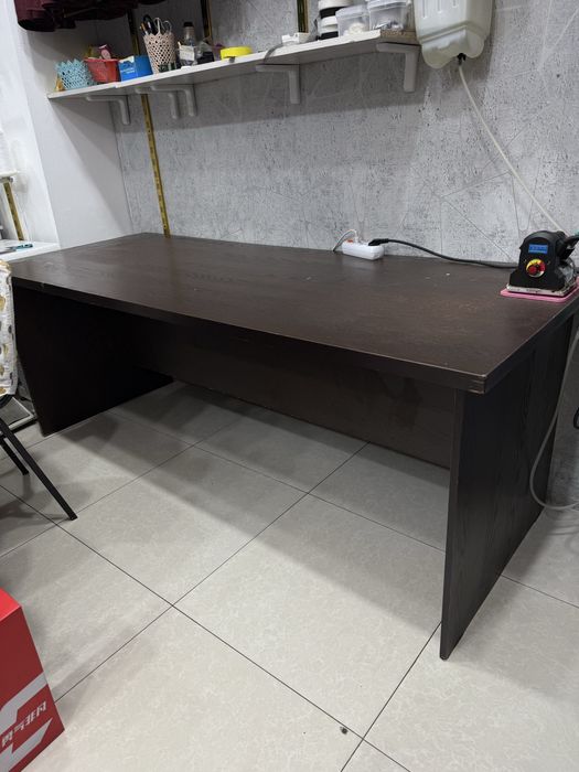 Большой стол для кроя. В хорошом состоянии.