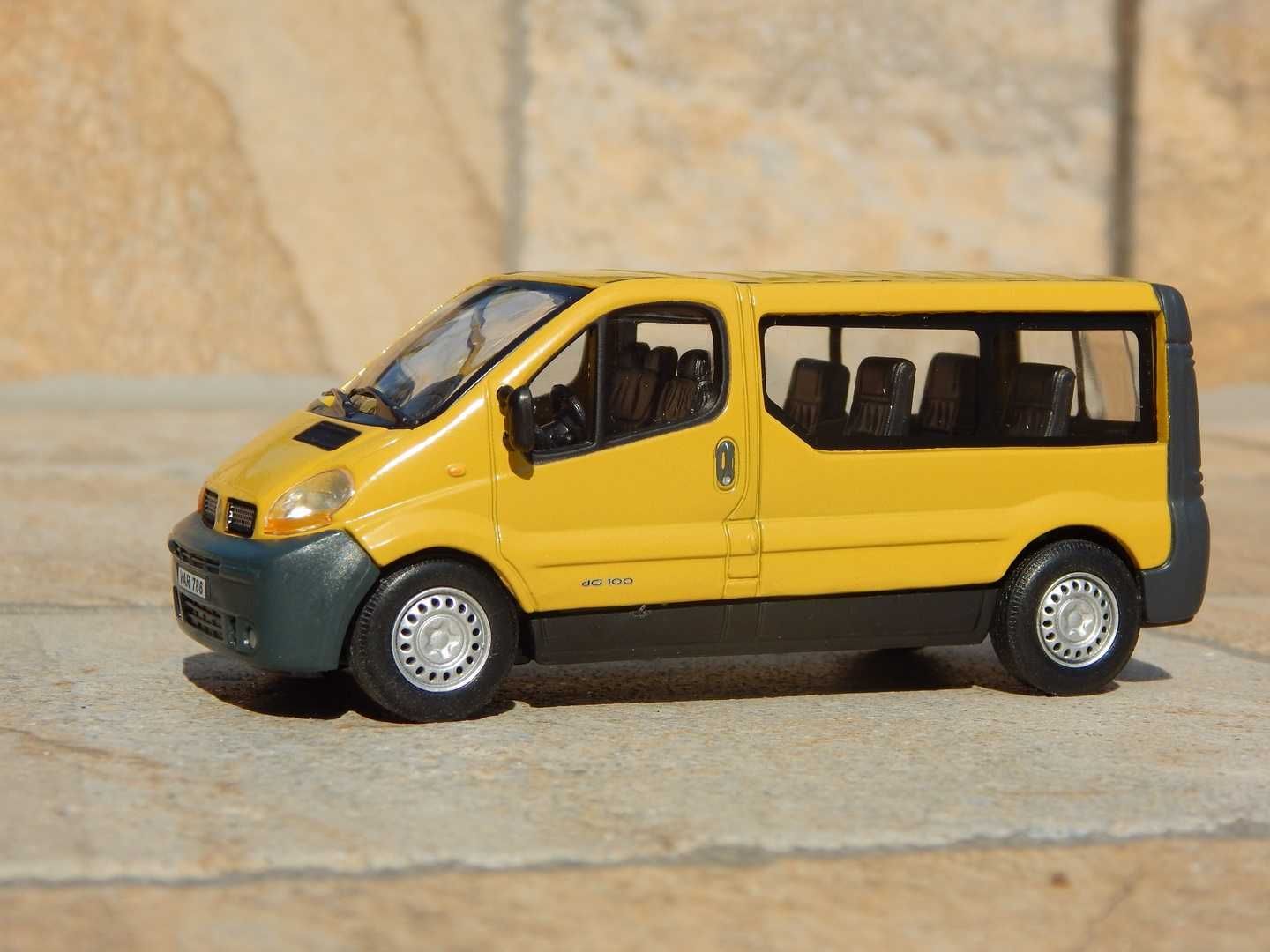 Macheta microbuz transport persoane Renault Trafic II 2001 1:43 +cutie