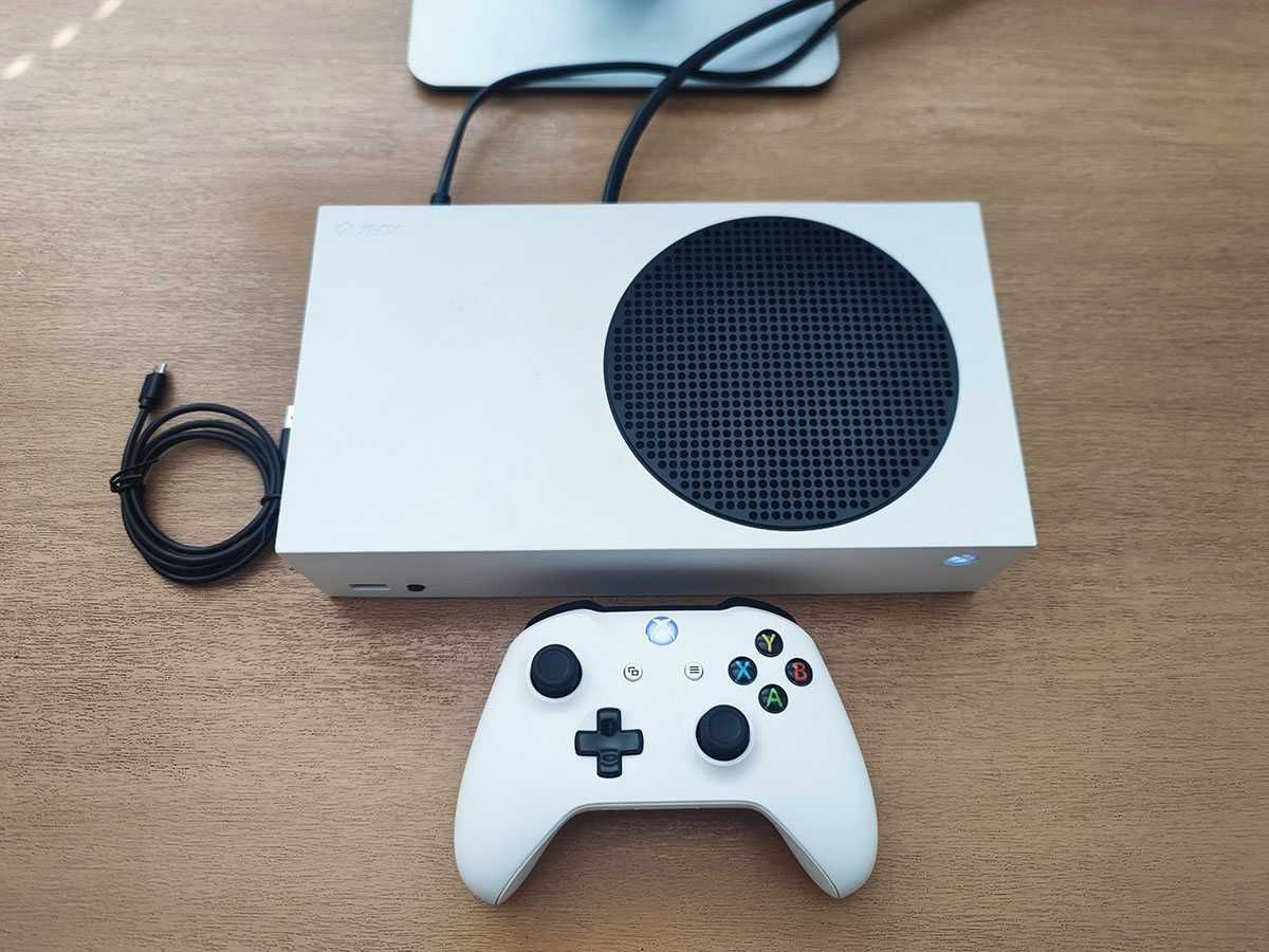Xbox Series S със джойстик и кабели