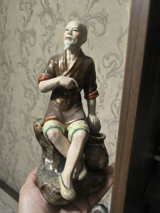 Фарфоровая статуэтка.