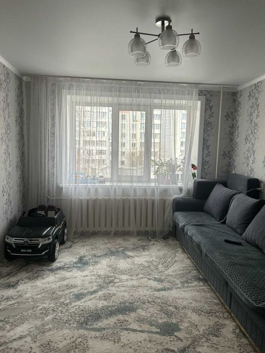 Продам 2 к кв с большой кухней на втором этаже  СИТИ - МОЛЛ