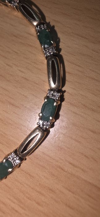 Златна гривна с диаманти и изомруди