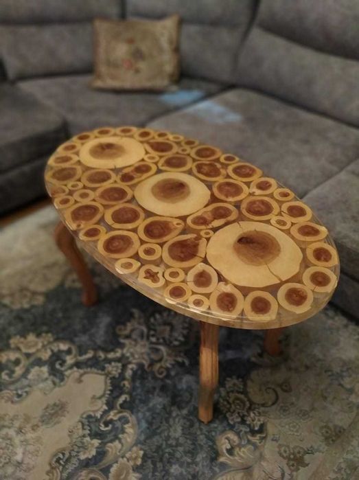 Журнальный столик из эпоксидной смолы и спилов дерева