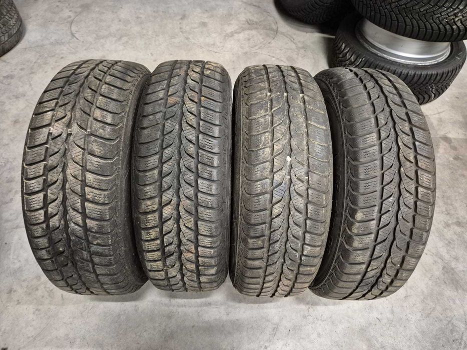 4 Anvelope de IARNA 195.65.15 'Uniroyal' ; stare buna