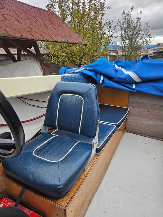 Barca cu motor si peridoc